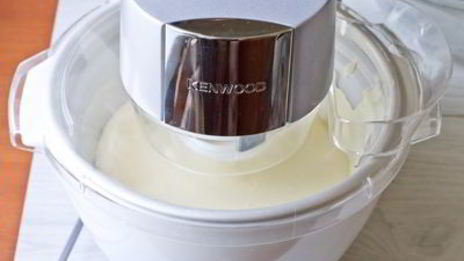 сырное мороженое с клубнично-томатным соусом