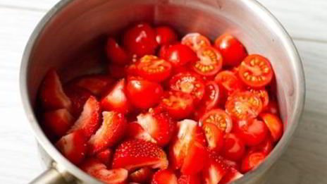 сырное мороженое с клубнично-томатным соусом