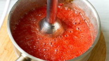 сырное мороженое с клубнично-томатным соусом