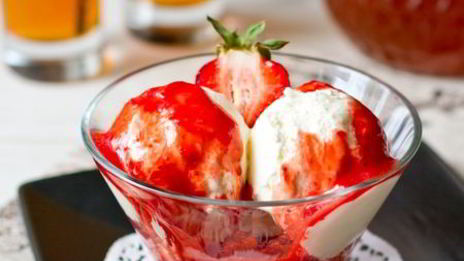 сырное мороженое с клубнично-томатным соусом