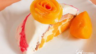 Торт-мороженое с консервированными персиками