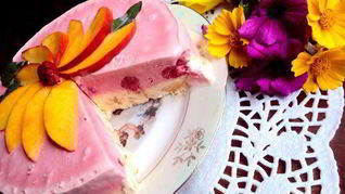 Торт-мороженое с меренгой и фруктами