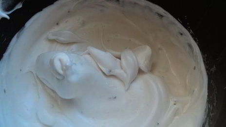 торт-мороженое с меренгой и фруктами