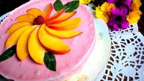 торт-мороженое с меренгой и фруктами