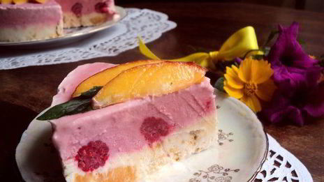 торт-мороженое с меренгой и фруктами