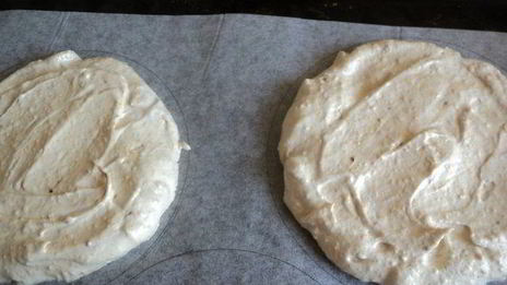 торт-мороженое с меренгой и фруктами