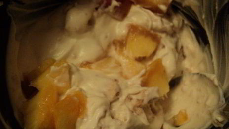 торт-мороженое с меренгой и фруктами