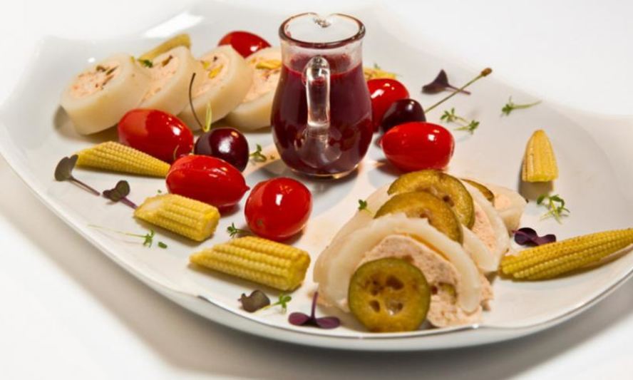 Рецепт кальмара с муссом из лосося под вишневым соусом