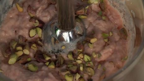 кальмар с муссом из лосося под вишневым соусом