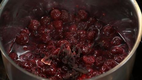 кальмар с муссом из лосося под вишневым соусом