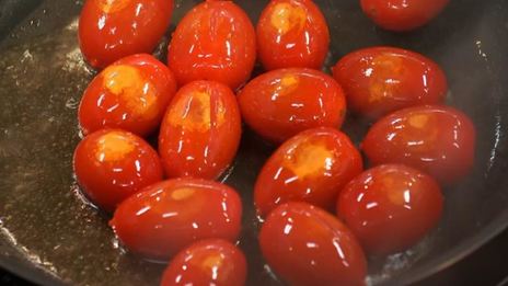 кальмар с муссом из лосося под вишневым соусом