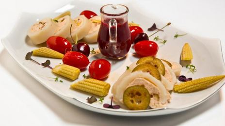 кальмар с муссом из лосося под вишневым соусом