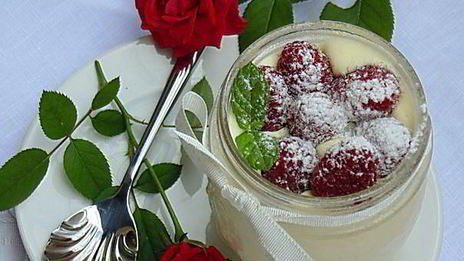крем-мусс из белого шоколада роза-малина
