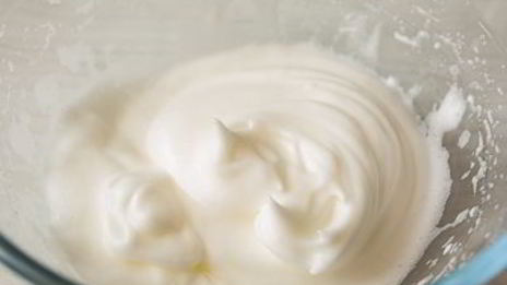 миндальный рулет с манговым муссом