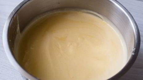 миндальный рулет с манговым муссом