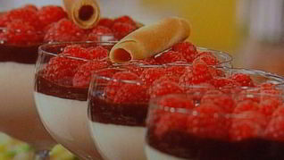 Мусс апельсиново-марципановый с острым шоколадным соусом и малиной