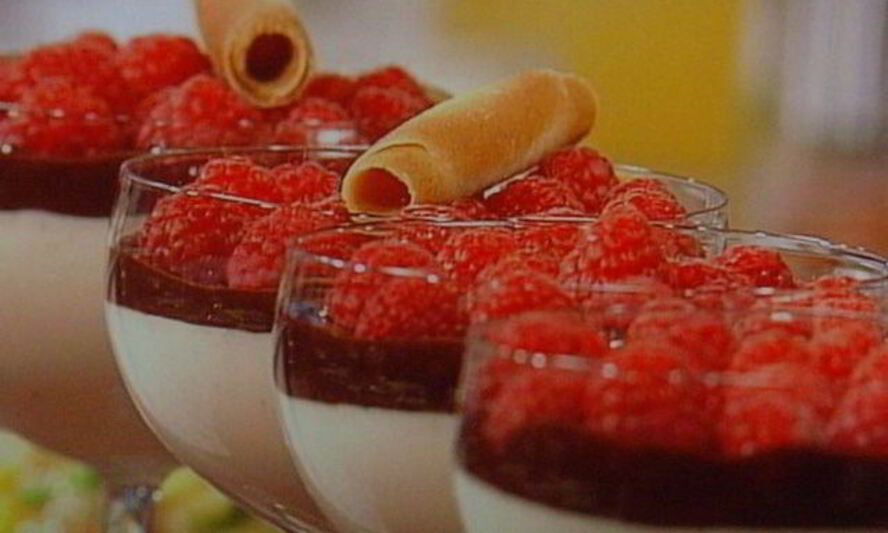 Рецепт мусса апельсиново-марципановый с острым шоколадным соусом и малиной