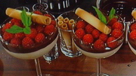 мусс апельсиново-марципановый с острым шоколадным соусом и малиной