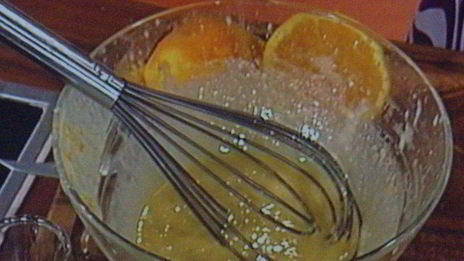 мусс апельсиново-марципановый с острым шоколадным соусом и малиной