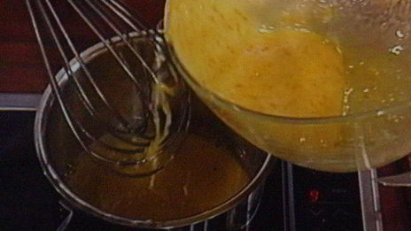 мусс апельсиново-марципановый с острым шоколадным соусом и малиной