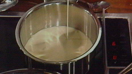 мусс апельсиново-марципановый с острым шоколадным соусом и малиной