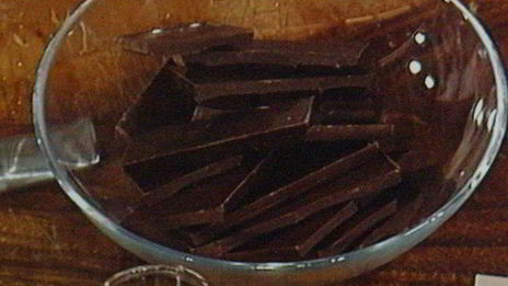 мусс апельсиново-марципановый с острым шоколадным соусом и малиной