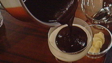 мусс апельсиново-марципановый с острым шоколадным соусом и малиной