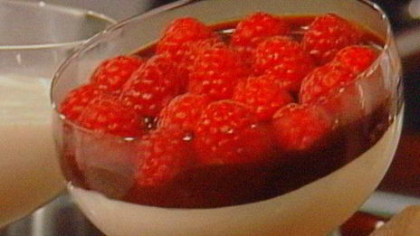 мусс апельсиново-марципановый с острым шоколадным соусом и малиной