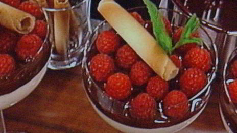 мусс апельсиново-марципановый с острым шоколадным соусом и малиной