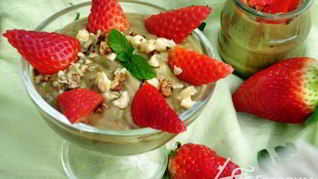 Мусс из авокадо и клубники