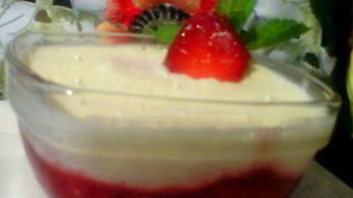 Шоколадный белый мусс с клубникой, мятой и вербеной