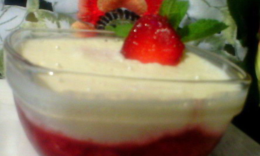 Рецепт шоколадного белого мусса с клубникой, мятой и вербеной