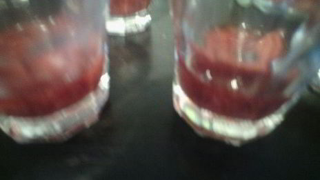 шоколадный белый мусс с клубникой, мятой и вербеной