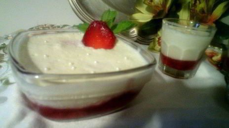 шоколадный белый мусс с клубникой, мятой и вербеной