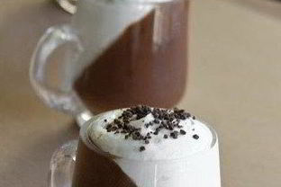 Шоколадный мусс со взбитыми сливками и кофе