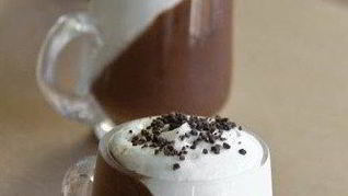 Шоколадный мусс со взбитыми сливками и кофе