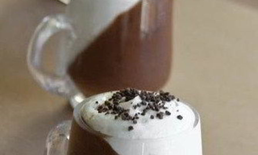 Рецепт шоколадного мусса со взбитыми сливками и кофе