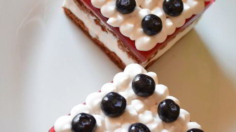 тирамису с кокосовым муссом, малиновым желе и черникой