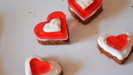 тирамису с кокосовым муссом, малиновым желе и черникой