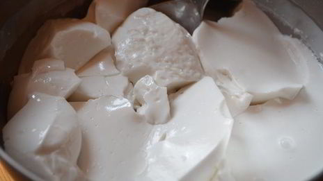 тирамису с кокосовым муссом, малиновым желе и черникой