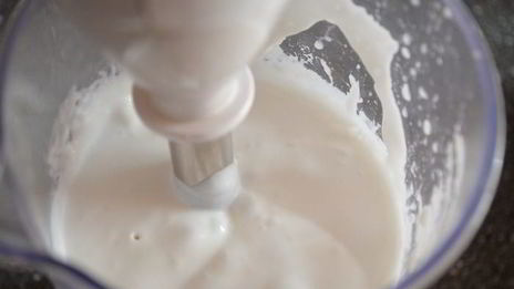 тирамису с кокосовым муссом, малиновым желе и черникой