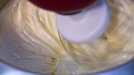 торт-мусс с клюквой и пралине