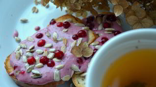 Творожный мусс с бананом и брусникой