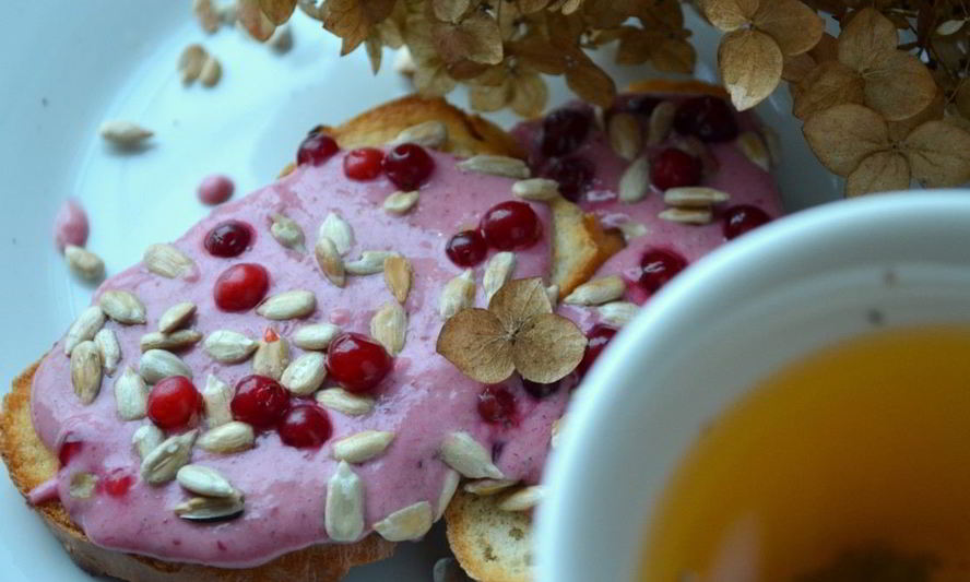 Рецепт творожного мусса с бананом и брусникой