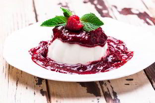 Ванильный мусс с малиновым соусом