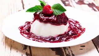 Ванильный мусс с малиновым соусом