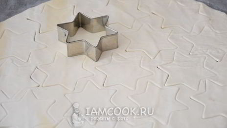 звездочки из слоеного теста с муссом из тунца