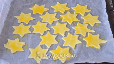 звездочки из слоеного теста с муссом из тунца