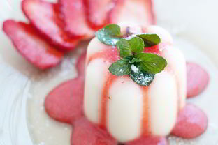 Панна-котта с клубничным соусом