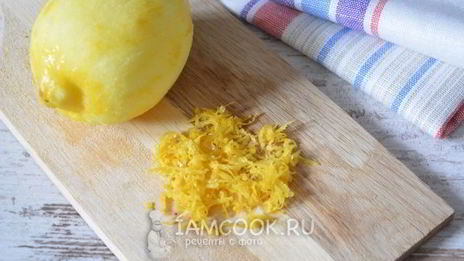 кулич с миндалем и лимонной цедрой